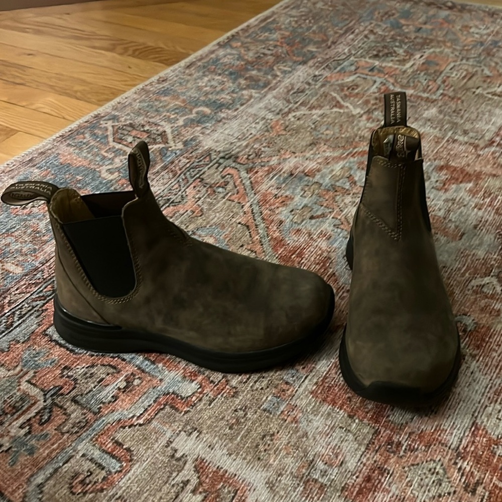 Brand new without tags - size 7.5 Blundstone boots classic chelsea boots